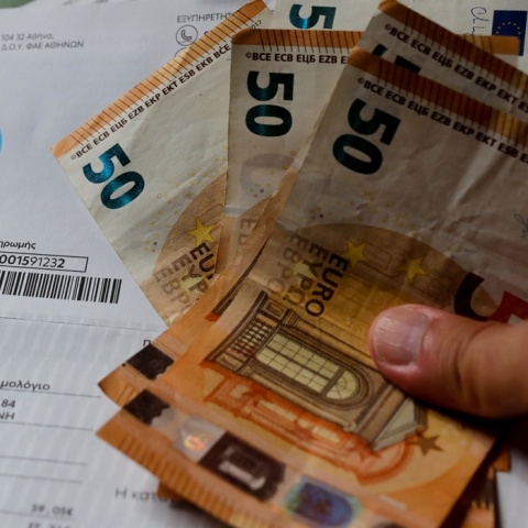 Λογαριασμός της ΔΕΗ και χρήματα στα χέρια πολίτη