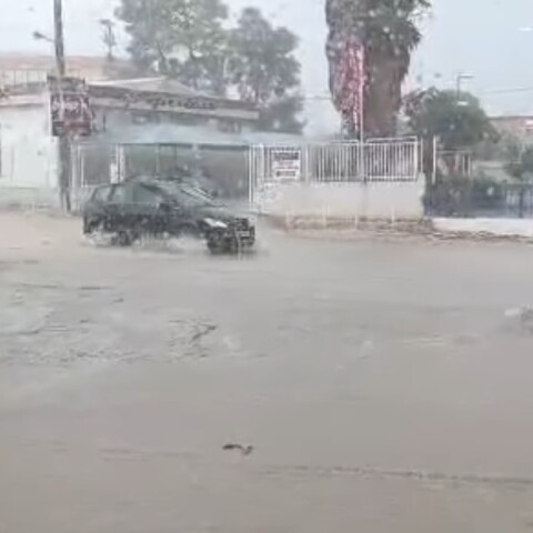 Αυτοκίνητο διέρχεται από πλημμυρισμένο δρόμο στο Μενίδι