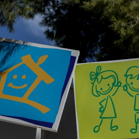 Πινακίδες με παιδάκια έξω από παιδικό σταθμό