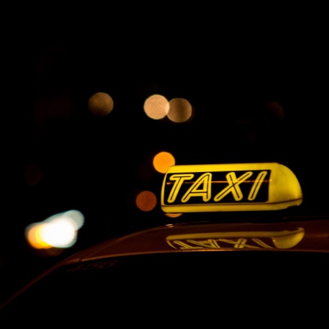 Ταξί με αναμένει «σημαία» βραδινές ώρες
