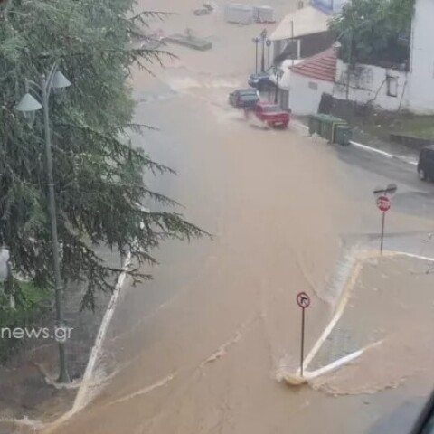 Πλημμυρισμένος δρόμος στον Πολύγυρο