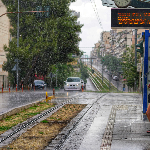 Κοπέλα παραμένει κάτω από το σκίαστρο του τραμ όσο μαίνεται καταιγίδα