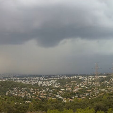Σύννεφα και καταιγίδα πάνω από περιοχές στην Αττική