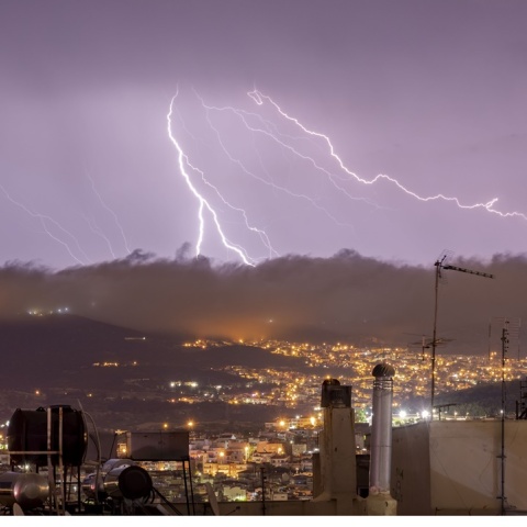Κεραυνοί πάνω από σπίτια 