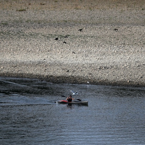 Άνδρας κάνει κανό ενώ είναι εμφανή τα σημάδια ξηρασίας