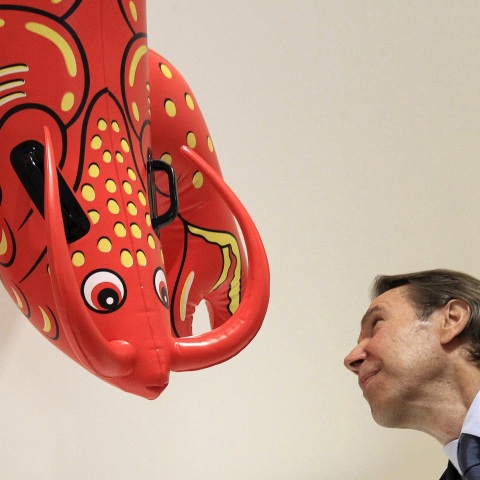 «Πώς να πουλάς αέρα κοπανιστό»: Το άρθρο του γαλλικού περιοδικού Marianne για τον καλλιτέχνη Τζεφ Κουνς και ο διχασμός των κριτικών γύρω από το έργο του.