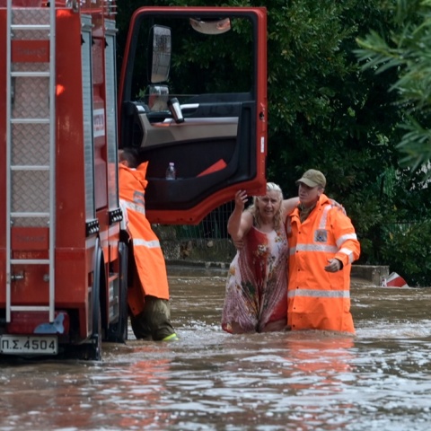 Κακοκαιρία στη Σταμάτα - Πλημμυρισμένοι δρόμοι - Απεγκλωβισμοί οδηγών