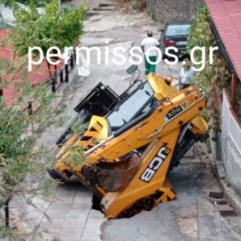 Κακοκαιρία - Κατολίσθηση στη Λιβαδειά και σκαπτικό μηχάνημα στο κενό