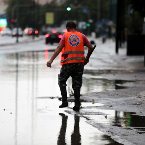 Άνδρας της ΓΓΠΠ στην πλημμυρισμένη Πειραιώς