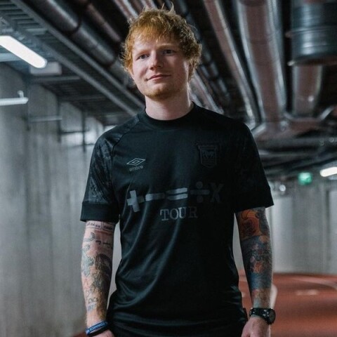 Ο Εντ Σίραν με τη φανέλα της Ίπσουιτς