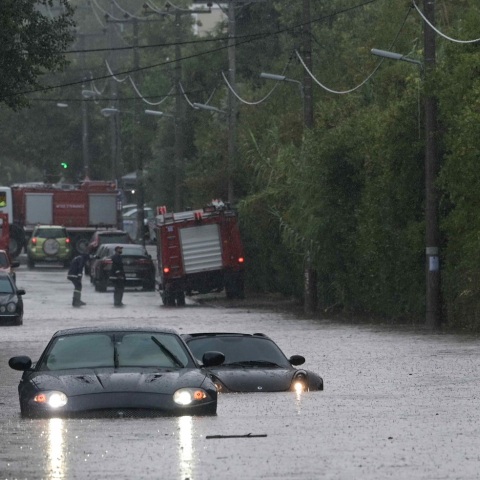 Η διαχείριση των προβλημάτων που δημιουργεί η κακοκαιρία από τις αρχές και η επίκληση σε ακραία καιρικά φαινόμενα.