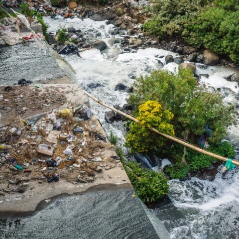 Μόλυνση σε ποτάμι από σκουπίδια