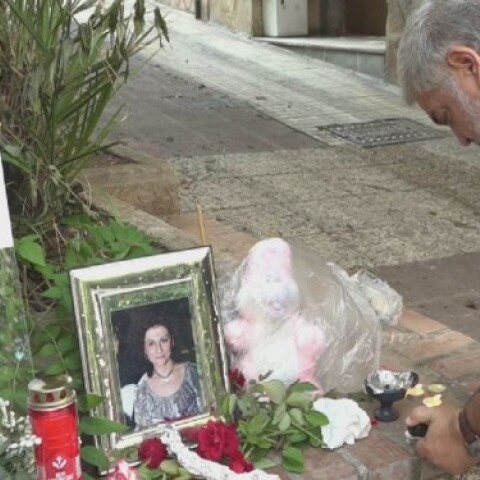 Φωτογραφία της δικηγόρου που πέθανε στα Εξάρχεια σε πρόχειρο μνήμα που περιποιείται ο σύζυγός της