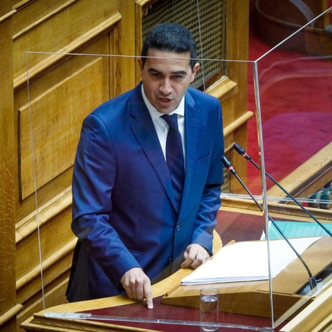 Ο Μιχάλης Κατρίνης στο βήμα της Βουλής