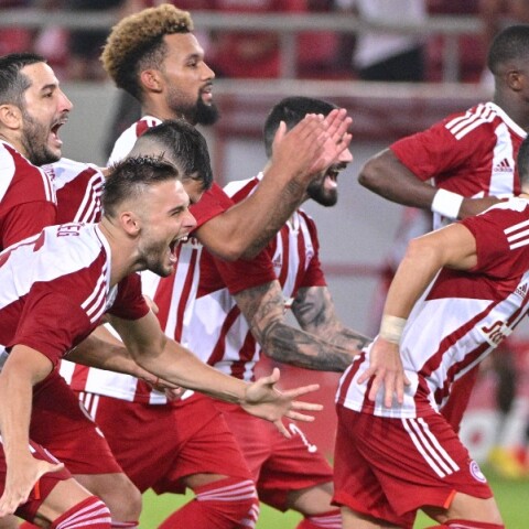 Οι παίκτες του Ολυμπιακού πανηγυρίζουν την πρόκριση στους ομίλους του Europa League