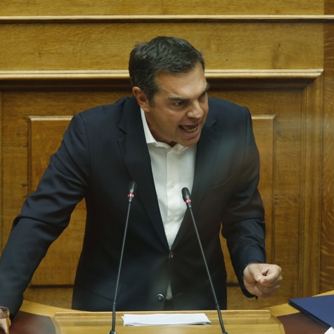 Ο Αλέξης Τσίπρας στη Βουλή με πρόσωπο γεμάτο ένταση