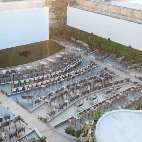 Cine Πολεμικό Μουσείο στην οδό Ριζάρη: Ο θερινός κινηματογράφος που άνοιξε το φετινό καλοκαίρι στην Αθήνα.