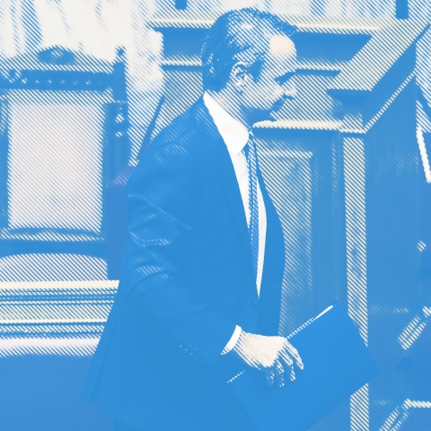 Η συζήτηση των πολιτικών αρχηγών στη Βουλή για τις παρακολουθήσεις, η στάση της κυβέρνησης, η στρατηγική του πρωθυπουργού και οι αντιδράσεις ΣΥΡΙΖΑ και ΠΑΣΟΚ - ΚΙΝΑΛ.