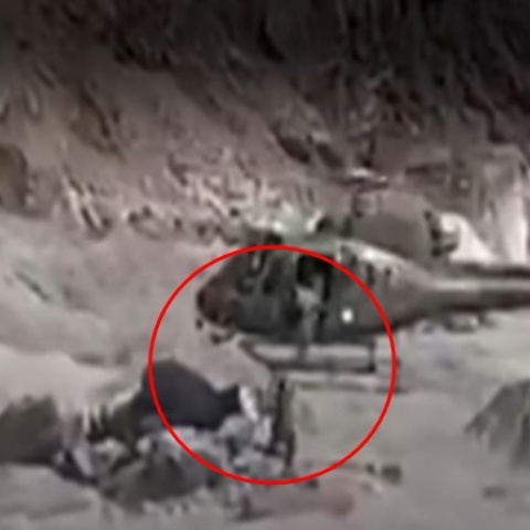 Ελικόπτερο σώζει άνδρα από τα ορμητικά νερά στο Πακιστάν