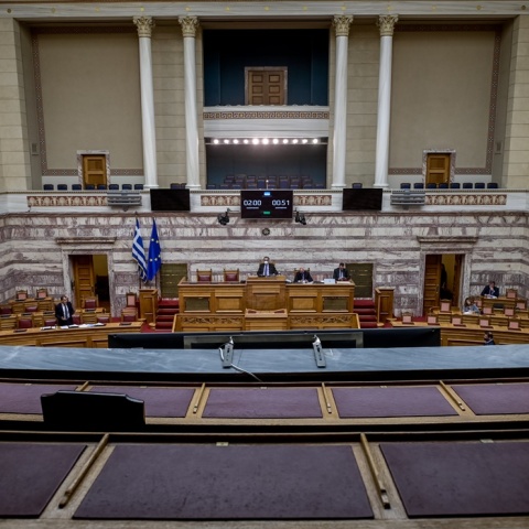 Φωτογραφία της Βουλής από τα θεωρεία με φόντο το προεδρείο
