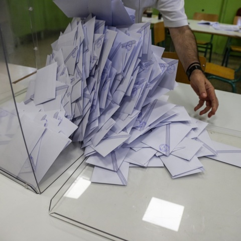 Κάλπη που αδειάζει και βγαίνουν τα κλειστά ψηφοδέλτια