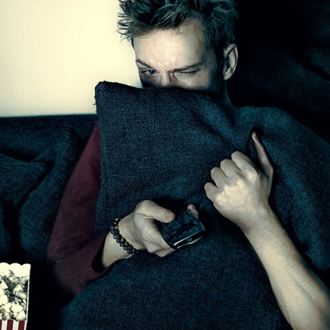 Άντρας βλέπει ταινία τρόμου