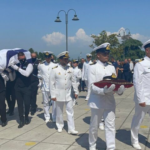 Άγημα του Πολεμικού Ναυτικού γύρω από το φέρετρο της 19χρονης Θάλειας Κορδαμπάλου