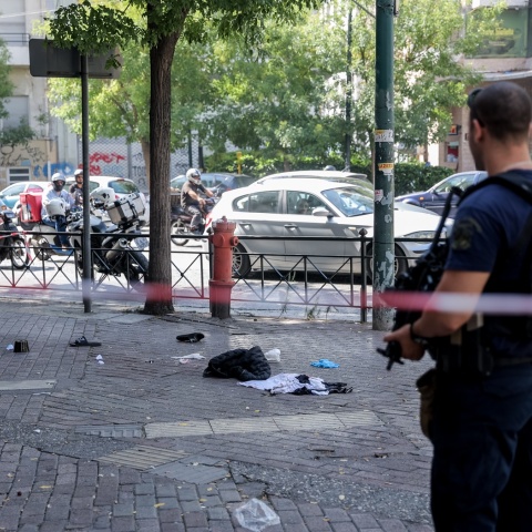 Αστυνομικοί έχουν αποκλείσει το σημείο όπου έπεσαν οι πυροβολισμοί στην πλατεία Βάθη - Στο σημείο οι τρεις κάλυκες