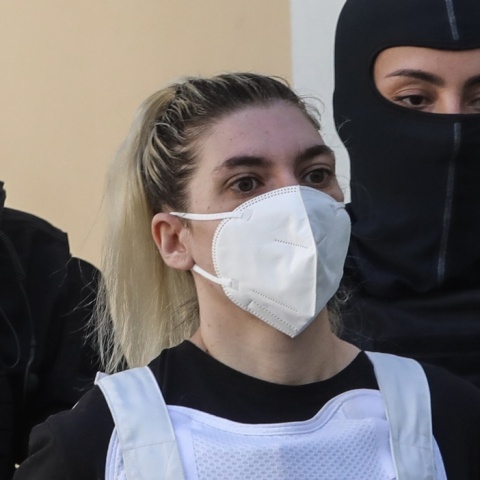 Η Ρούλα Πισπιρίγκου με μάσκα και αλεξίσφαιρο κατά τη μεταφορά της στον εισαγγελέα