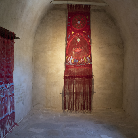 Έργο της Ιωάννας Τερλίδου στην έκθεση "Ταπισερί" στον Πύργο Μπαζαίου στη Νάξο