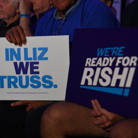 Υποστηρικτές με πλακάτ για τη Liz Truss και τον  Rishi Sunak