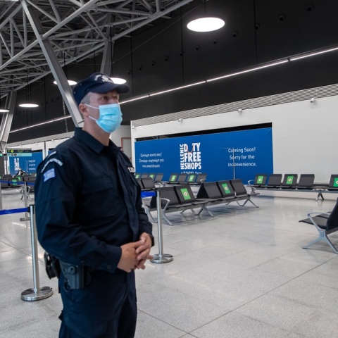 Αστυνομικός στο αεροδρόμιο «Μακεδονία»