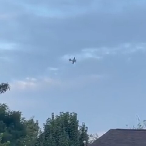 Πιλότος απειλεί να ρίξει μικρό αεροσκάφος σε ένα κατάστημα