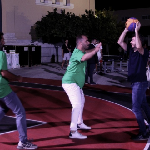 Ο Νίκος Ανδρουλάκης παίζει μπάσκετ