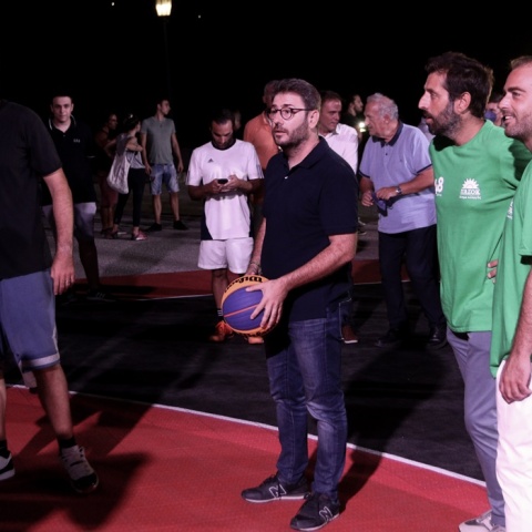 Ο Νίκος Ανδρουλάκης στη μέση της φωτογραφίας κρατά στα χέρια του μπάλα μπάσκετ