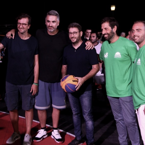 Ο Νίκος Ανδρουλάκης παίζει μπάσκετ