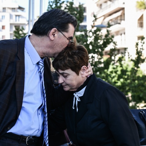 Ο Γιάννης Τοπαλούδης φιλά τη σύζυγό του, Κούλα Τοπαλούδη, έξω από το δικαστήριο για τη δολοφονία της κόρης τους, Ελένης