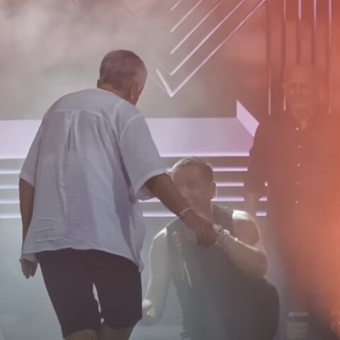 Η μητέρα του Γιώργου Μαζωνάκη χορεύει ζεϊμπέκικο όσο ο  τραγουδιστής γονατισμένος της τραγουδά