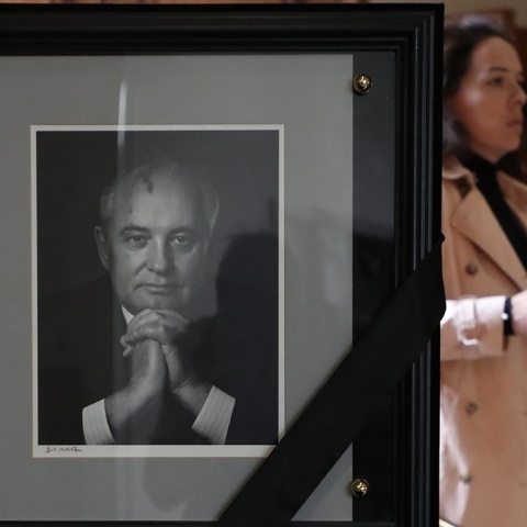 Φωτογραφία του Μιχαήλ Γκορμπατσόφ στο γραφείο του μετά την είδηση του θανάτου του