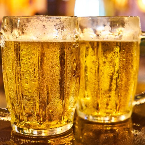Δύο παγωμένα ποτήρια με δροσερή μπίρα