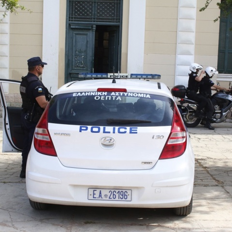 Περιπολικό της ΕΛ.ΑΣ. στο Ναύπλιο και αστυνομικός στα αριστερά με ανοιχτή την πόρτα