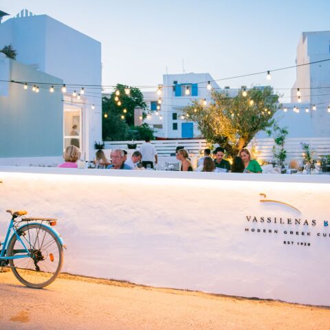 Το Vassilenas Blue στην Αντίπαρο