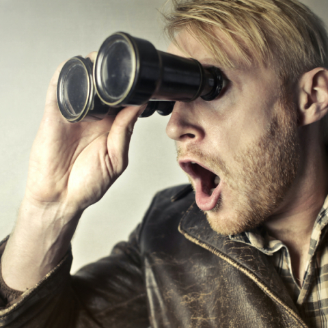 Άντρας σοκαρισμένος, κοιτάει μέσα από κυάλια