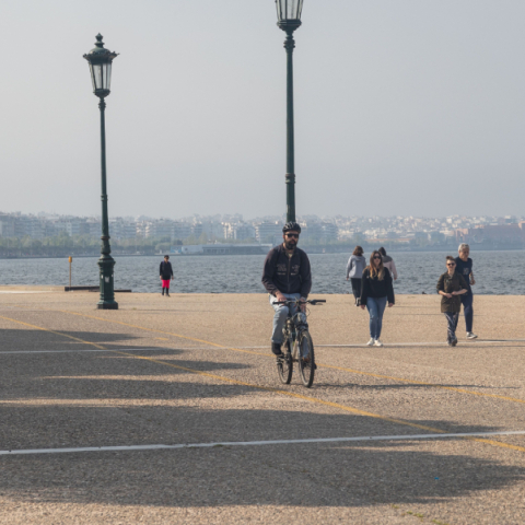 Τουρίστες, παιδάκια, ποδήλατα και μηχανάκια