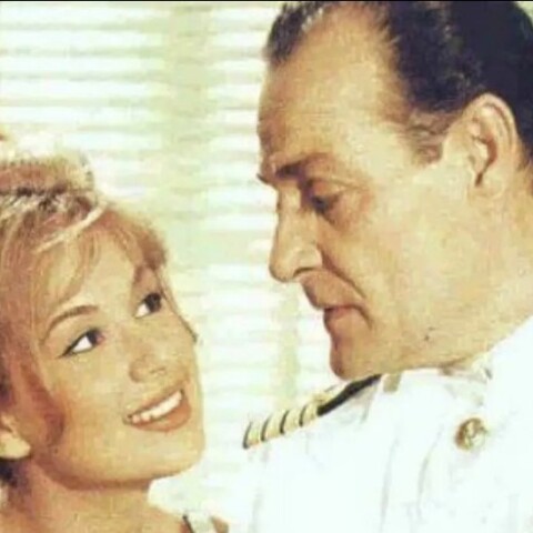 Ο Λάμπρος Κωνσταντάρας (δεξιά) κοιτά την Αλίκη Βουγιουκλάκη που του χαμογελά