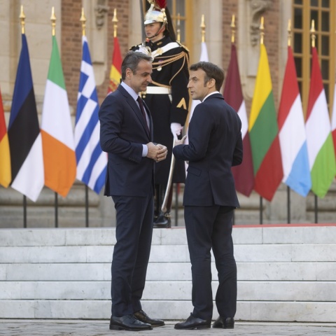 Ο Κυριάκος Μητσοτάκης και ο Εμανουέλ Μακρόν συνομιλούν στο Ελιζέ