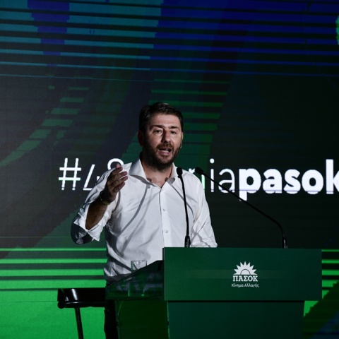 Ο Νίκος Ανδρουλάκης στο βήμα ομιλίας