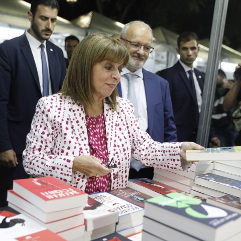 Η Κατερίνα Σακελλαροπούλου κοιτά βιβλία σε περίπτερο της 50ης έκθεσης βιβλίου στο Ζάππειο