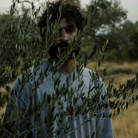 «Αντρέι: Ρέκβιεμ σε οκτώ σκηνές»: η νέα παράσταση ήχου της Δήμητρας Τρυπάνη έρχεται στην ΕΛΣ