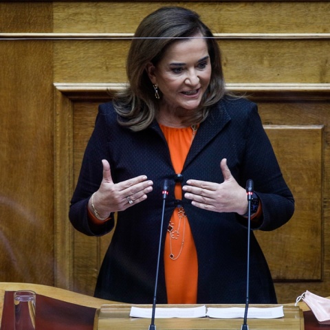 Η Ντόρα Μπακογιάννη στο βήμα της Βουλής